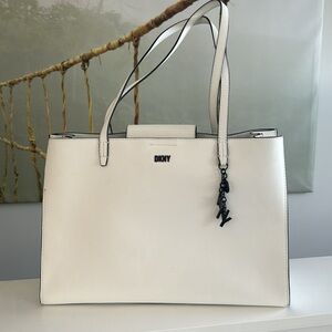 NWT DKNY white purse/shoulder tote. In excellent cond.